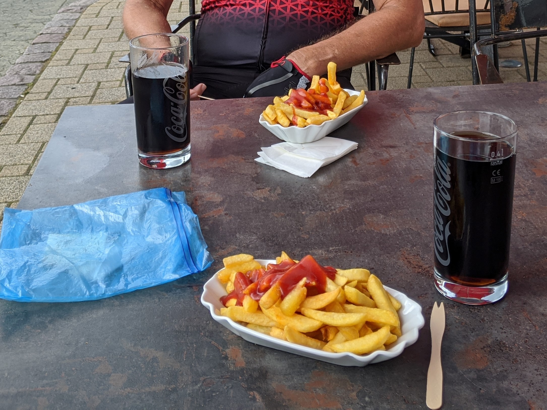 Pommes rot mit Cola