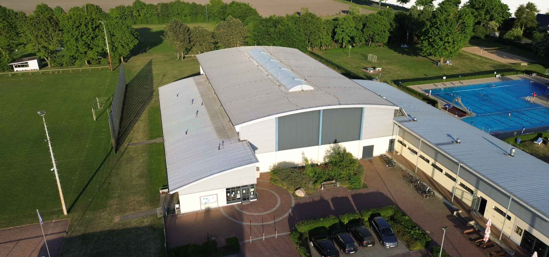 Luftbild Sportplatz und Halle und Bad